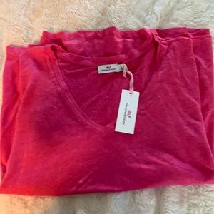 Women’s Vineyard Vines V neck linen tee